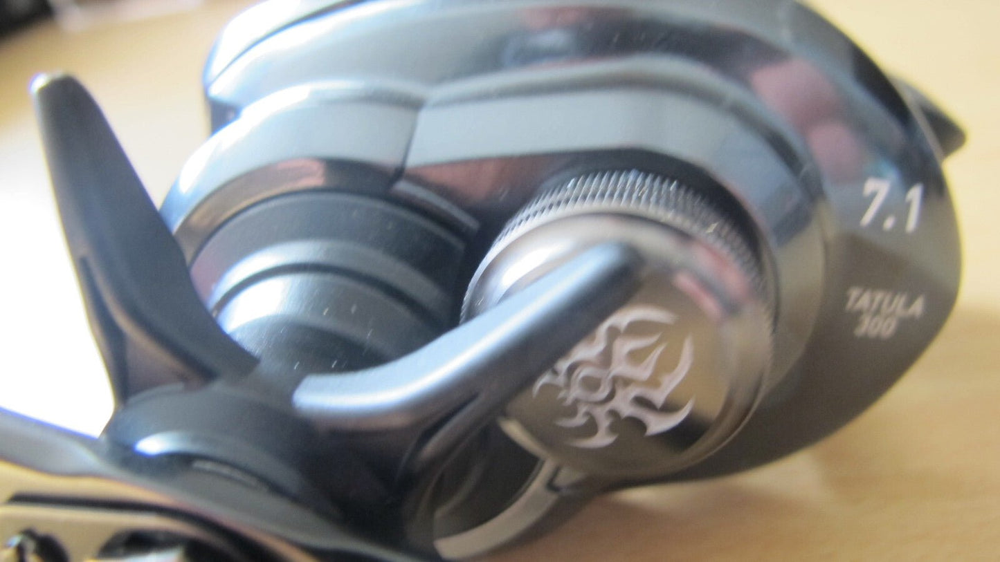 Daiwa TATULA 300 TTU300HSL Baitcast Reel LH Black Unused Open Box - MagsTag